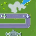 Două avioane sunt pe o pistă de aterizare situată într-un peisaj verde, cu apă și nori în fundal