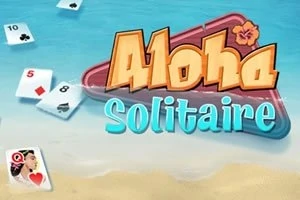 Textul Aloha Solitaire peste un fundal de plajă cu cărți de joc împrăștiate