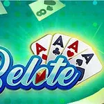 Textul „Belote” pe un fundal verde, cu patru cărți de joc, fiecare cu un A din fiecare suită