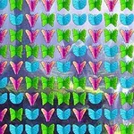 Fluturi colorați albastri, roz și verzi aranjați uniform pe un fundal ce amintește de o pădure magică iluminată