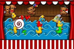 Jucării de pluș și rațe colorate pe apă într-un decor de carnaval cu cortină roșie și albă