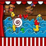 Jucării de pluș și rațe colorate pe apă într-un decor de carnaval cu cortină roșie și albă