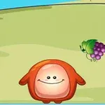 Un personaj rotund de culoare portocalie stă pe iarbă lângă un ciorchine de struguri violet, cu un peisaj simplu și cer albastru în fundal