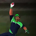 Un jucător de cricket sărind pentru a prinde o minge, purtând un echipament albastre cu verde și o șapcă asortată