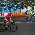 Doi cicliști concurează pe un drum asfaltat, cu reclame pe margine și copaci în fundal