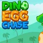 Ilustrație cu un dinozaur verde zâmbitor ținând un ou portocaliu, cu text colorat Dino Egg Chase pe fundalul unui peisaj tropical