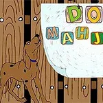 Cărți colorate aranjate pentru a scrie DOG MAHJONG pe un fundal de lemn, alături de un câine maro care privește în sus