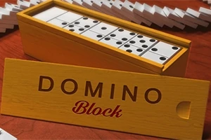 Cutie de lemn cu piese de domino albe și textul DOMINO Block pe capac