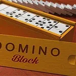 Cutie de lemn cu piese de domino albe și textul DOMINO Block pe capac