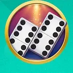 Două piese de domino albe cu puncte negre încercuite de un inel auriu pe un fundal verde