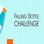 Sticlă albastră înclinată cu capac portocaliu pe fundal albastru deschis, alături de textul Falling Bottle Challenge