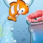 Peștele portocaliu cu dungi albe înoată lângă o plantă marină roz într-un fundal subacvatic plin de bule