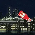 Sticlă roșie de ketchup suspendată deasupra unui oraș iluminat noaptea