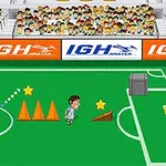 Un teren de fotbal cu un jucător, conuri portocalii, o rampă, o poartă și stele galbene, având tribune pline de spectatori în fundal
