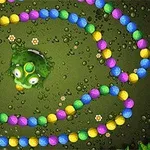 Un șir de bile colorate în verde, albastru, roz și galben înconjoară o broască verde pe un fundal maroniu cu picături de apă și flori mici
