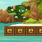 Un ninja verde sare peste cutii de lemn cu simboluri de craniu, pe un fundal tropical cu palmieri și plajă
