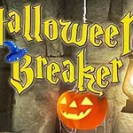 Textul Halloween Breaker scris cu un font gotic, un dovleac luminat cu față zâmbitoare și o lanternă alături de o pălărie de vrăjitor albastră suspendată