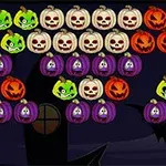 Figuri de dovleci verzi, albi, portocalii și mov aranjate în rânduri pe un fundal întunecat, cu tematică de Halloween