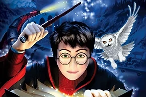 Un băiat cu o baghetă magică și o bufniță albă, înconjurați de sclipiri și fundal nocturn