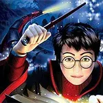 Un băiat cu o baghetă magică și o bufniță albă, înconjurați de sclipiri și fundal nocturn