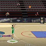 Un jucător de baschet în tricou verde aruncă mingea spre coș pe un teren de baschet interior, cu tribune goale în fundal
