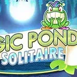 Textul “Magic Pond Solitaire” pe un fundal albastru cu o broască desenată și un pește stilizat