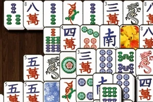 Plăci de mahjong cu diverse simboluri chinezești și modele colorate, aranjate pe un fundal de lemn
