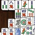 Plăci de mahjong cu diverse simboluri chinezești și modele colorate, aranjate pe un fundal de lemn