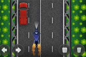 Motocicletă albastră pe o autostradă cu două benzi, cu o mașină roșie în față și vegetație verde pe margini
