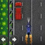Motocicletă albastră pe o autostradă cu două benzi, cu o mașină roșie în față și vegetație verde pe margini