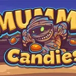 Mumia înfășurată zâmbind, înconjurată de bomboane portocalii, cu textul Mummy Candies deasupra