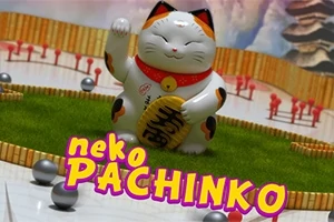 Un pisoi norocos Maneki-neko stă într-un decor de tip pășune verde cu bile metalice, având textul neko PACHINKO în prim-plan