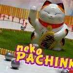 Un pisoi norocos Maneki-neko stă într-un decor de tip pășune verde cu bile metalice, având textul neko PACHINKO în prim-plan