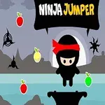 Un personaj ninja cu bandană roșie stă pe o platformă, înconjurat de mere colorate și stele ninja, pe un fundal cu peisaj montan și un titlu deasupra