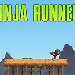 Un ninja alergând pe o platformă de lemn cu munți pe fundal și textul Ninja Runner deasupra