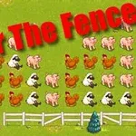 Pășune verde cu oi, porci și găini, încadrată de un gard alb, cu textul „Over The Fence” scris deasupra