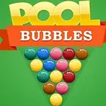 Bile colorate ordonate într-o formă triunghiulară pe un fundal verde, cu textul Pool Bubbles deasupra