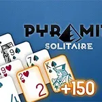 Cărți de joc aranjate în formă de piramidă pe un fundal albastru, cu textul Pyramid Solitaire și un punctaj de +150
