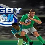 Un jucător de rugby îmbrăcat în verde este urmărit de un alt jucător de rugby îmbrăcat în albastru, pe un teren, alături de textul RUGBY RUSH în partea stângă