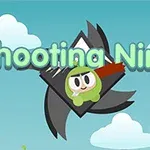 Un personaj ninja desenat animat, îmbrăcat în verde, cu o mască roșie, este plasat pe un fundal albastru deschis cu nori, având textul „Shooting Ninja” deasupra