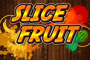 Textul Slice Fruit este scris în litere mari, colorate, pe un fundal de lemn cu pete de culoare galbenă, portocalie și verde