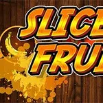 Textul Slice Fruit este scris în litere mari, colorate, pe un fundal de lemn cu pete de culoare galbenă, portocalie și verde