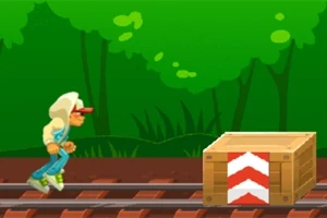 Un personaj animat, îmbrăcat într-un hanorac cu glugă și șapcă, se află pe șine de tren într-un decor cu copaci verzi, având în față o cutie de lemn cu săgeți roșii