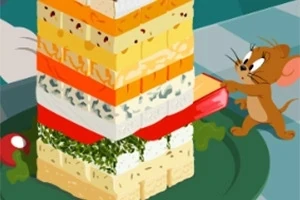 Un șoricel trage o piesă dintr-un turn de brânzeturi diverse pe o farfurie