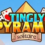 Textul colorat „Tingly Pyramid Solitaire” este suprapus peste imaginea unui triunghi galben și fundal albastru deschis, având cărți de joc lângă text