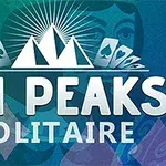 Textul Tri Peaks Solitaire cu un design de cărți și trei vârfuri de munte ilustrate pe un fundal colorat
