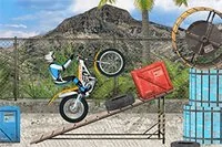 Condu o motocicletă și depășește multe obstacole pe traseu