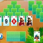 Cărți de joc aranjate pe un fundal cu tematică tropicală, inclusiv un teanc de cărți verzi, cărți cu fețe și un pachet de jokeri