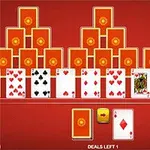 Cărți de joc aranjate în formă de piramidă pe un fundal roșu, cu o carte de treflă și una de caro vizibile în prim-plan