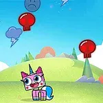 Personaj colorat în formă de pisicuță unicorn pe un fundal de peisaj verde și cer albastru, cu nori și simboluri de pericol în aer